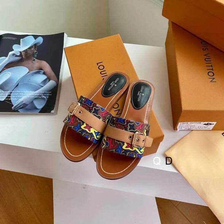 Picture of Louis Vuitton Slippers _SKULVsz35-42GDT0130398